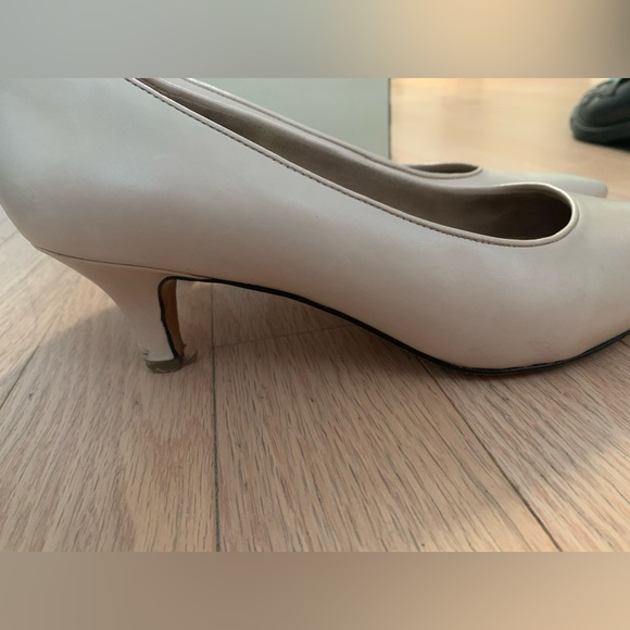 Clarks beige cream low heels US size 9 - Picture 4 of 9